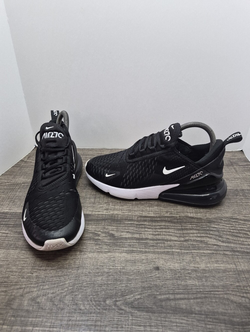 Nike Air Max 270 Low Top Shoes Sneakers Black White Womens Size 7.5